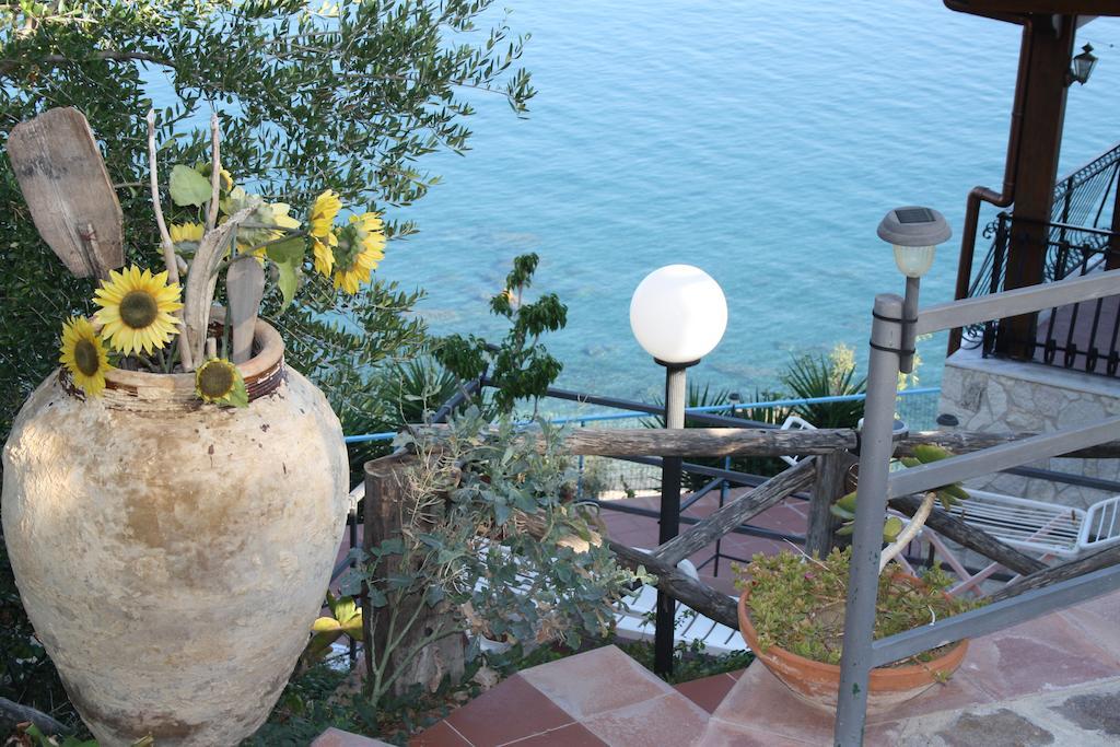 Camere & Case Vacanze Lo Scoglio กาสเตล ดิ ตูซา ภายนอก รูปภาพ