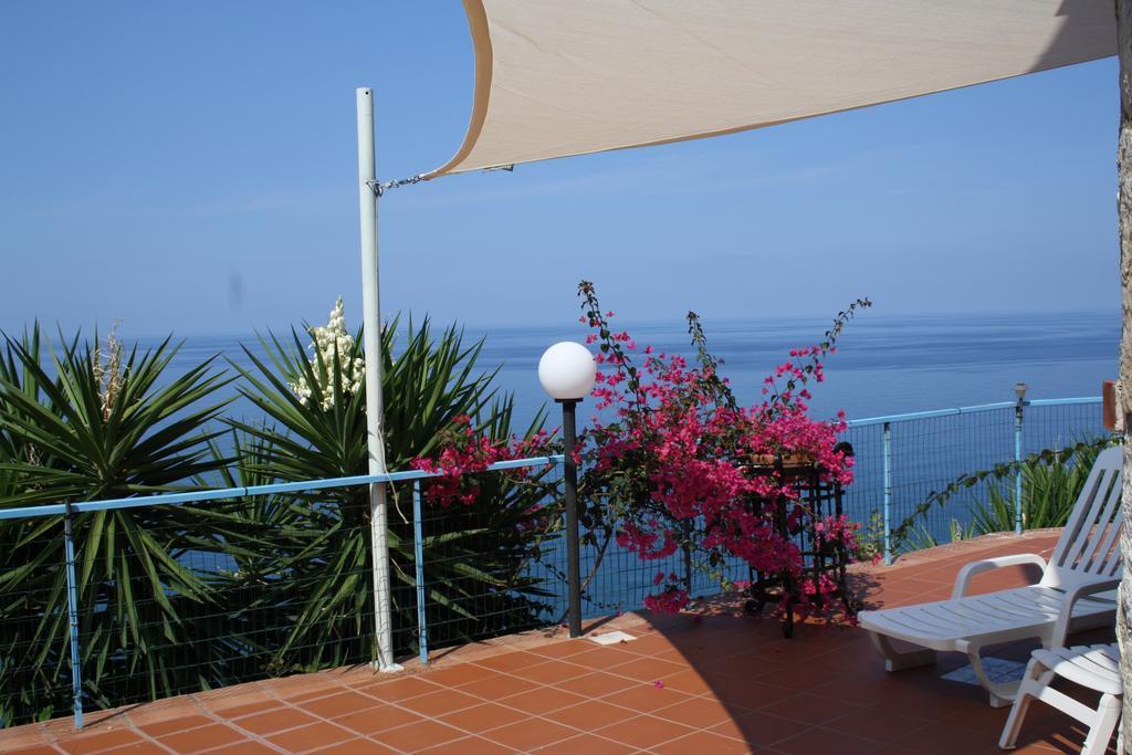 Camere & Case Vacanze Lo Scoglio กาสเตล ดิ ตูซา ภายนอก รูปภาพ