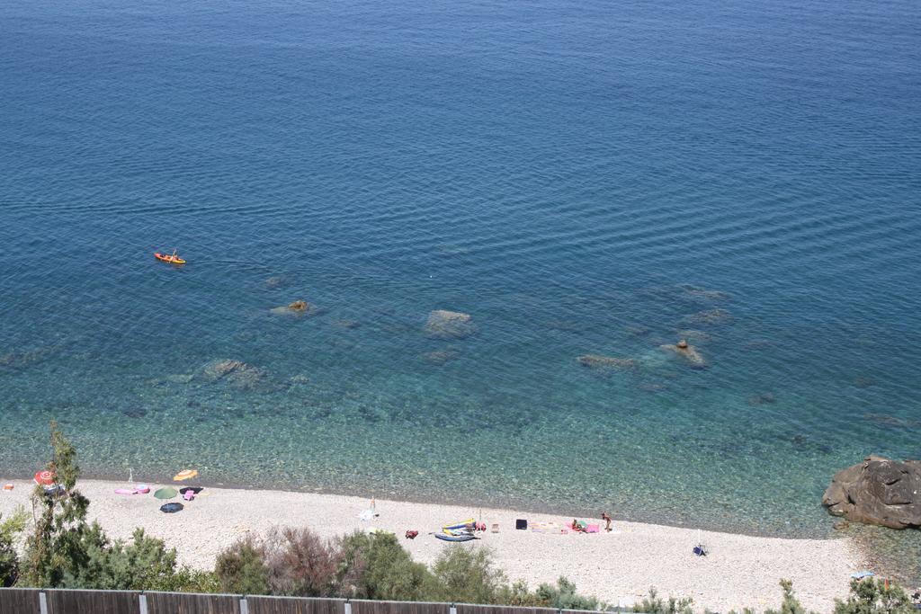 Camere & Case Vacanze Lo Scoglio กาสเตล ดิ ตูซา ภายนอก รูปภาพ