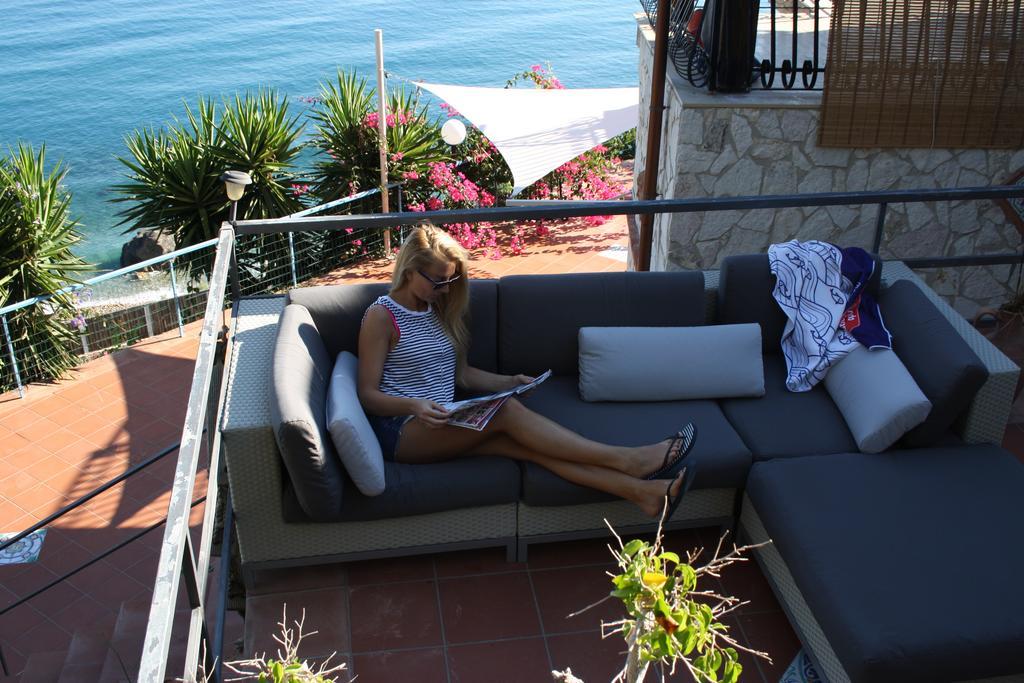 Camere & Case Vacanze Lo Scoglio กาสเตล ดิ ตูซา ภายนอก รูปภาพ