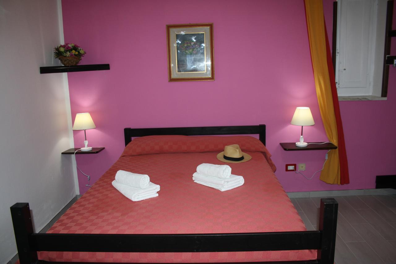 Camere & Case Vacanze Lo Scoglio กาสเตล ดิ ตูซา ภายนอก รูปภาพ
