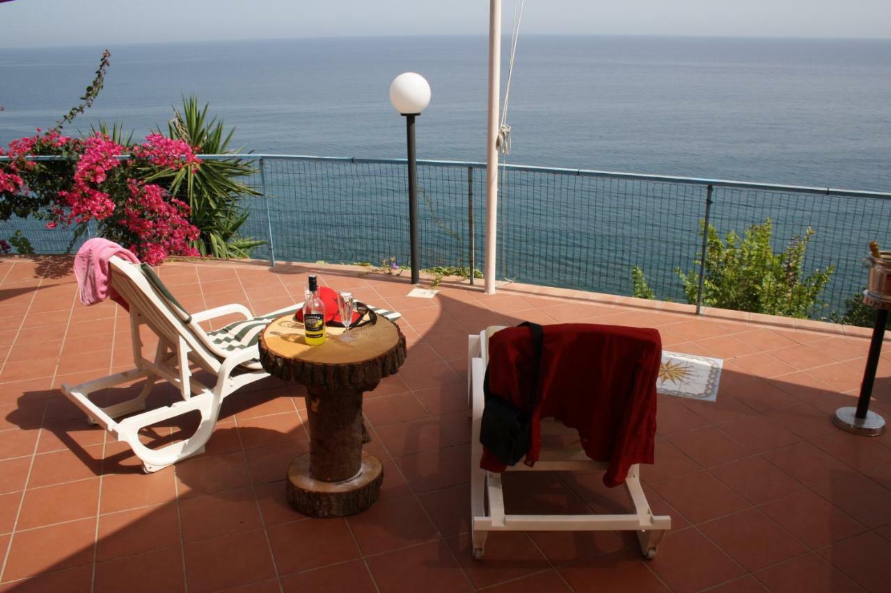 Camere & Case Vacanze Lo Scoglio กาสเตล ดิ ตูซา ภายนอก รูปภาพ